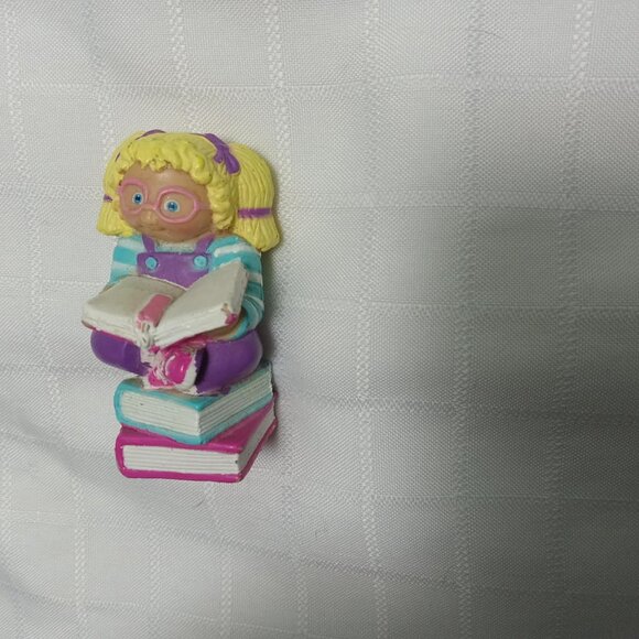 1984 Cabbage Patch Kids Mini Figurine Girl w/ Glasses Reading Stack of Books - Picture 5 of 5